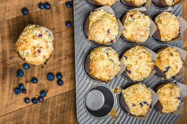 Muffins de bleuets frais cuits au four sur la table — Photo