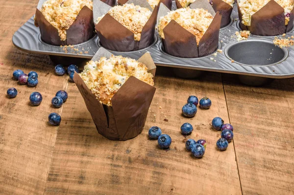 Čerstvé pečené borůvkové muffiny na stole — Stock fotografie