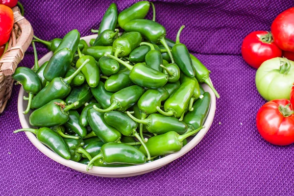 Mand van jalapeno pepers op de markt — Stockfoto