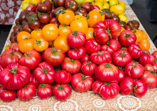 Tomates rojos maduros en el mercado —  Fotos de Stock