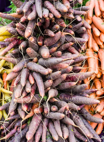 Vers geoogste rode wortelen op de markt — Stockfoto