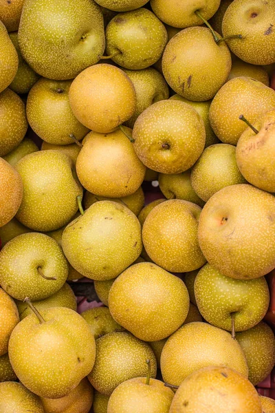 Peras asiáticas frescas en el mercado de agricultores —  Fotos de Stock