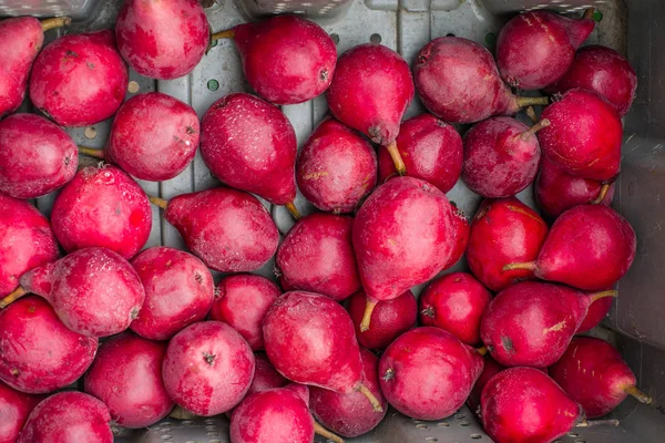 Display of fresh red pears at market — Stock Photo, Image