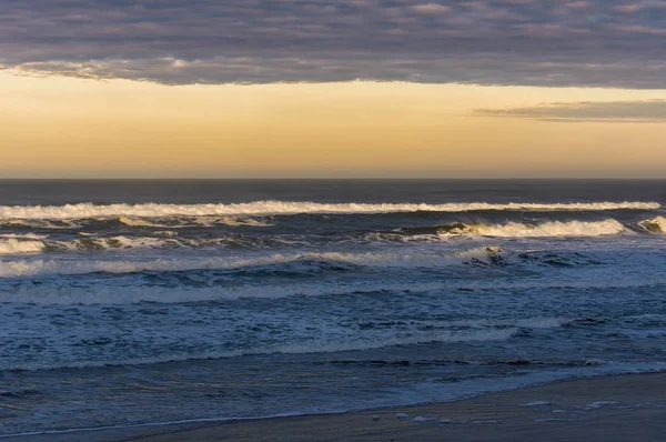 Pôr do sol cena com praia de areia — Fotografia de Stock