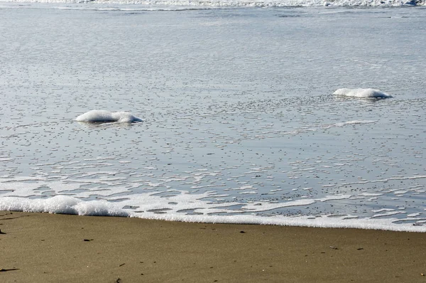 海上的泡沫上缓缓移动的海浪 — 图库照片