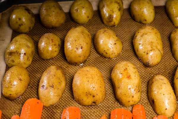 Patatas blancas frescas en bandeja para hornear — Foto de Stock