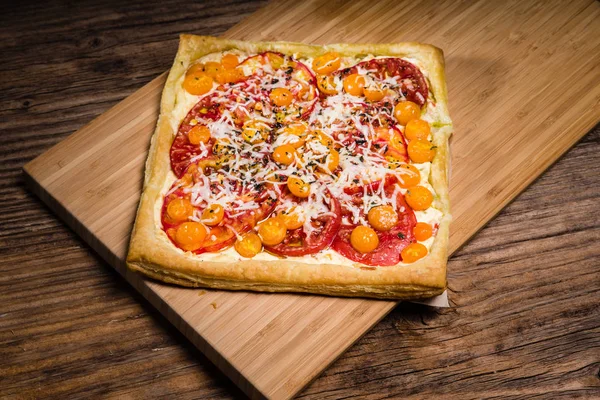 Homemade warm baked tomato pizza — Stock Photo, Image