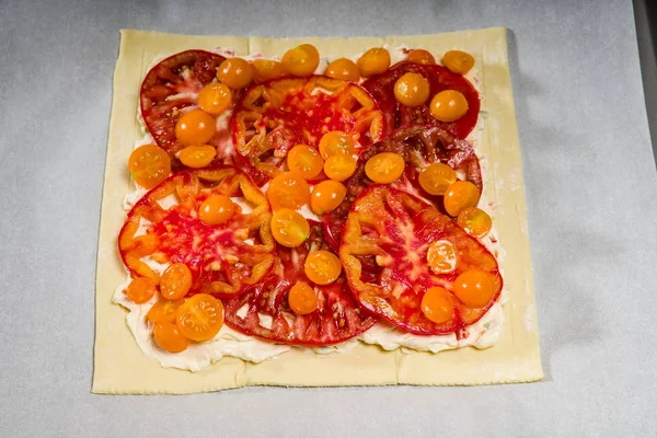 Fresh tomato pizza ready for baking — Stock Photo, Image