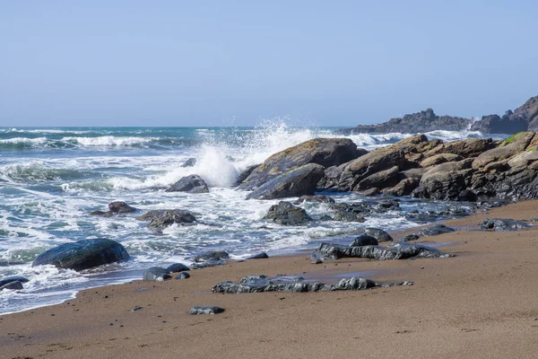 Surf e ondas em uma costa rochosa — Fotografia de Stock