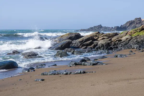 Surf y olas en una costa rocosa — Foto de Stock