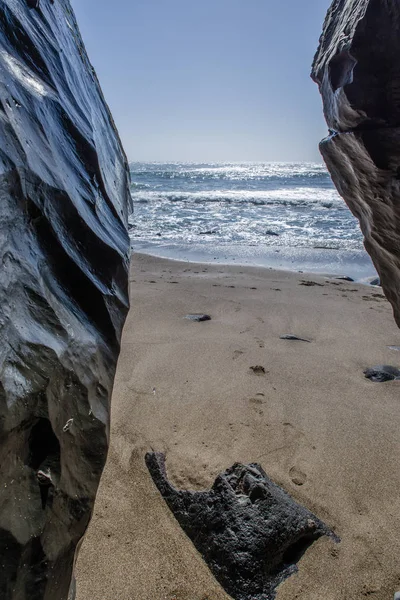 Surfer et vagues sur une côte rocheuse — Photo