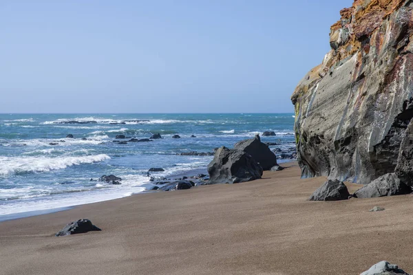 Sörf ve dalgalar üzerinde bir kayalık sahil — Stok fotoğraf