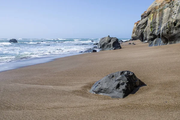 Surf and waves on a rocky coast — Stock Photo, Image