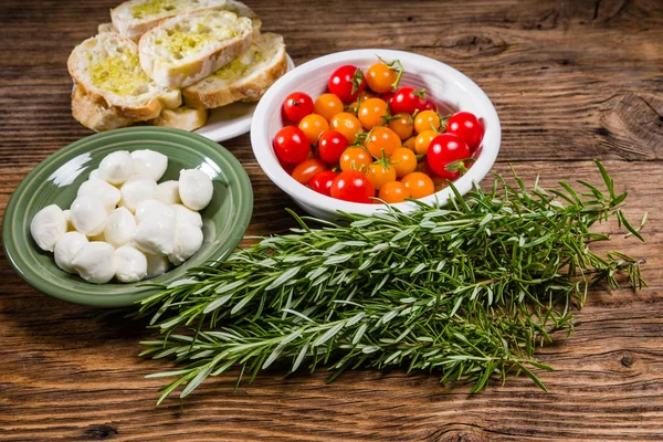 Brottomaten und Käsezutaten — Stockfoto