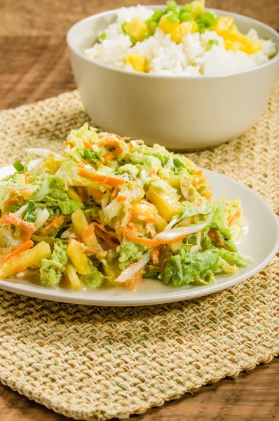 Ananas Zwiebelreis Schüssel mit Hühnersalat — Stockfoto