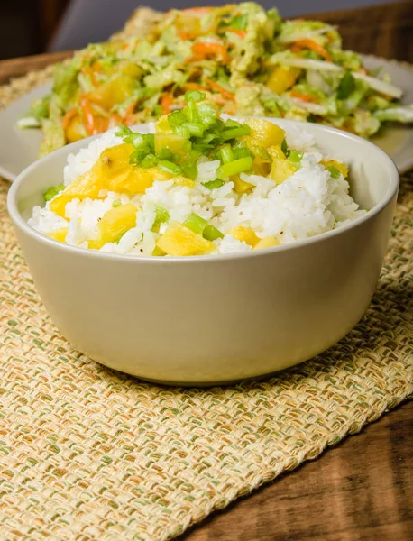 Ananas cibule rýže miska s kuřecím salátem — Stock fotografie