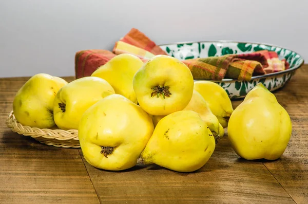 Fonott tálca sárga birsalma gyümölcs — Stock Fotó