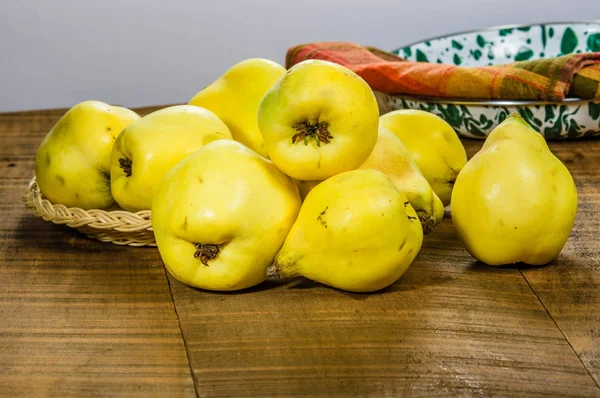 Fruta amarilla de membrillo en bandeja de mimbre —  Fotos de Stock