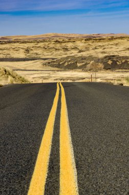 Asfalt yol üzerinde çift Sarı çizgi