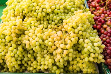 Markette taze sarı üzüm