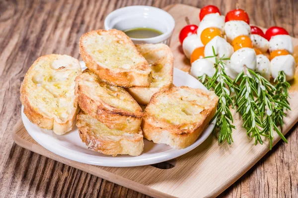Томатный сыр и закуски из хлеба — стоковое фото