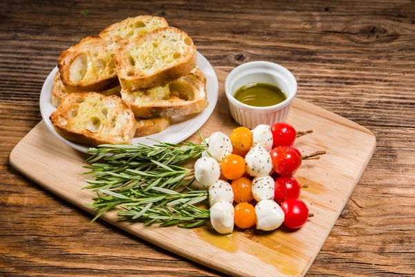 Queijo de tomate e aperitivos de pão — Fotografia de Stock