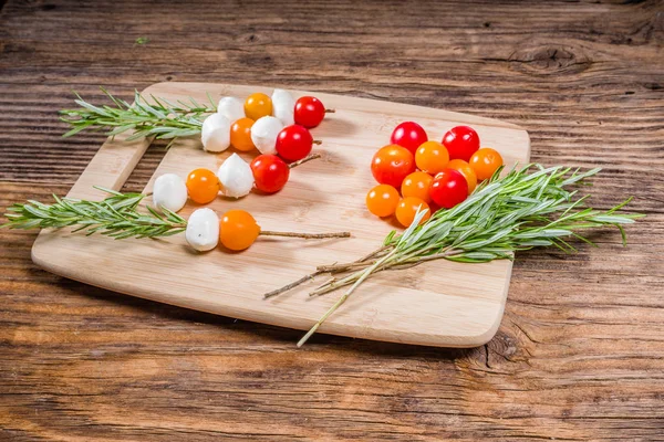 Шашлыки с помидорами и сыром — стоковое фото