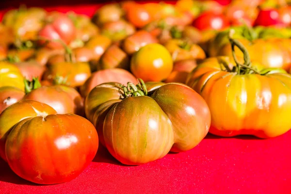 Ripe heirloom tomatoes at the market — Stock Photo, Image