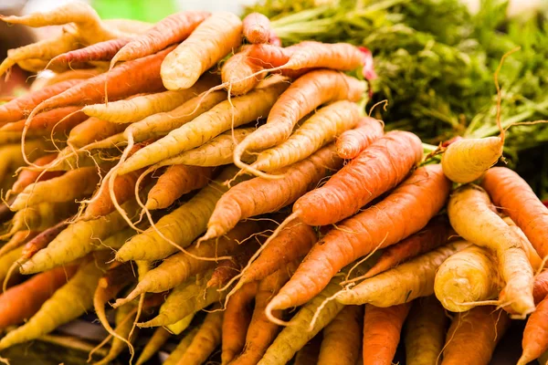 Oranje wortelen op de markt — Stockfoto