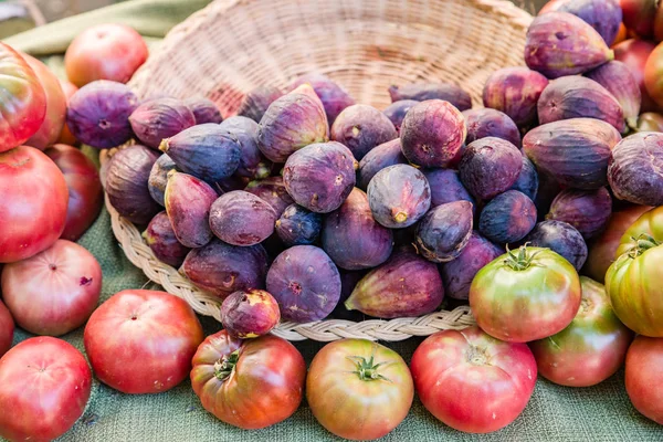 Fresh figs on display at the market — Stock Photo, Image