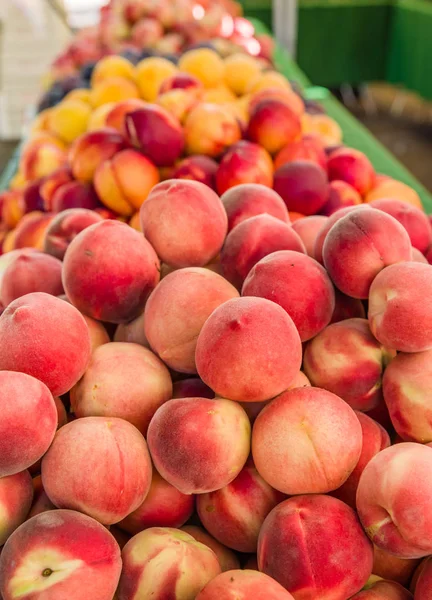 Färska persikor på marknaden — Stockfoto