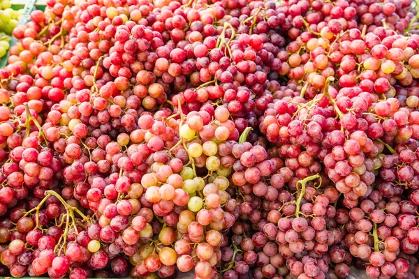 Fresh red grapes at the market — Stock Photo, Image