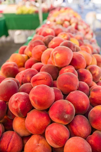 Verse perziken op de markt — Stockfoto