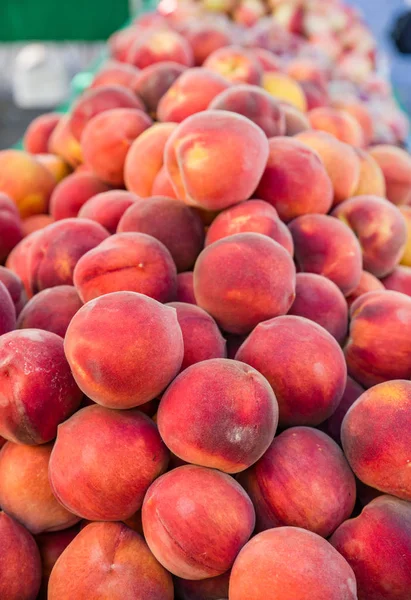Свежие персики на рынке — стоковое фото
