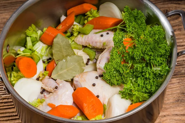 Caldo de metal con ingredientes de sopa — Foto de Stock