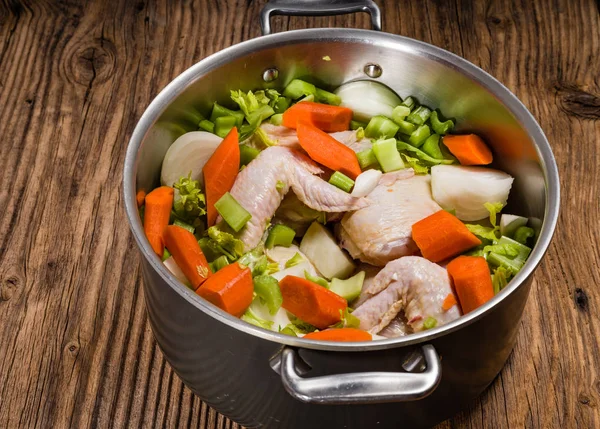 Caldo de metal con ingredientes de sopa — Foto de Stock