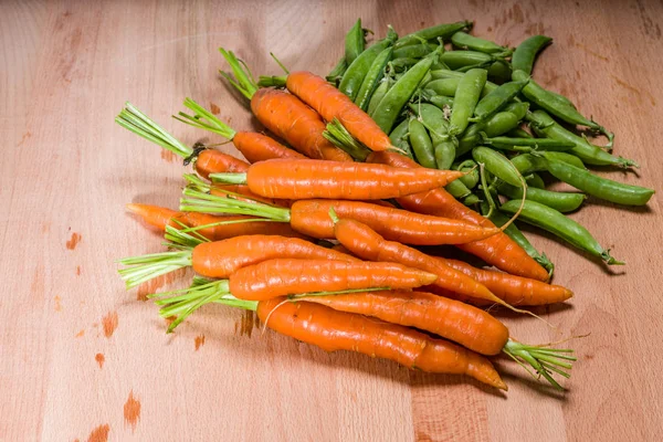 Piselli freschi e carote dal giardino — Foto Stock