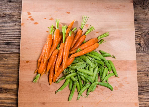 Fresh peas and carrots from the garden — Stock Photo, Image