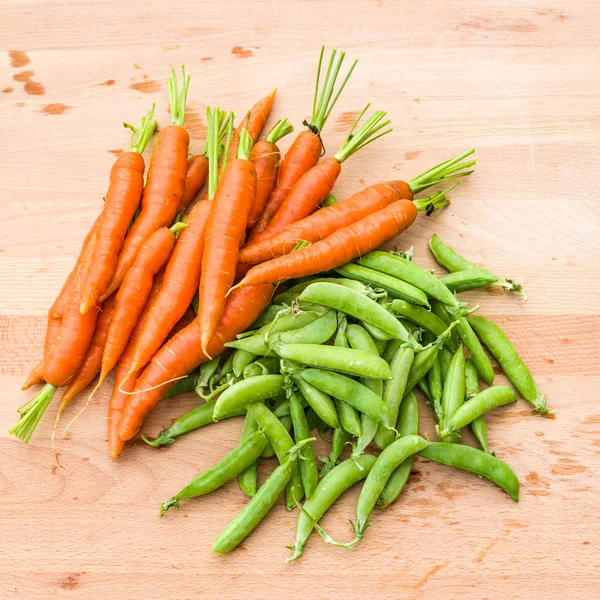 Fresh peas and carrots from the garden — Stock Photo, Image