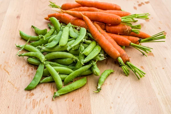 Fresh peas and carrots from the garden — Stock Photo, Image