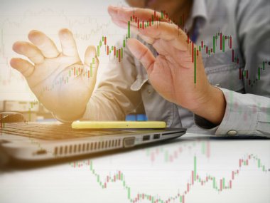 Ofis Büro içinde laptop ile çalışan iş el adam yakın çekim