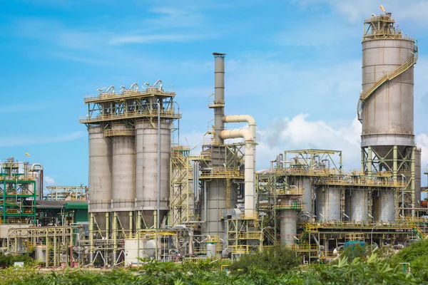 青い空 タイの東部工業化学精製工業プラント — ストック写真