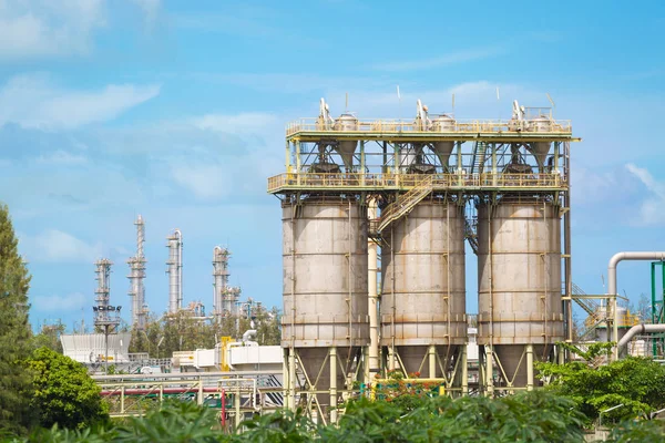 青い空 タイの東部工業化学精製工業プラント — ストック写真