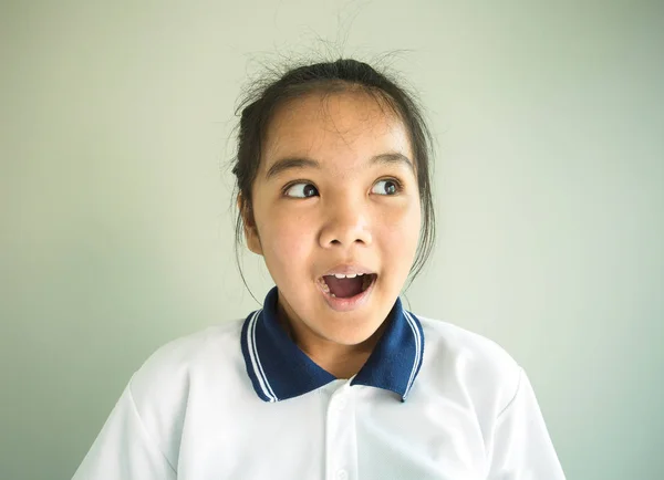 Πορτρέτο Του Ασιατικό Κορίτσι Ενθουσιασμένος Ψάχνει Για Την Πλευρά Και — Φωτογραφία Αρχείου