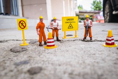 İnşaat uyarı altında sokak onarmak için bakım ekibi kırık, uyarı işareti üzerinde kırık beton sokak ile minyatür resim