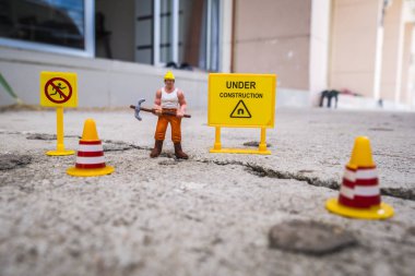 İnşaat uyarı altında sokak onarmak için bakım ekibi kırık, uyarı işareti üzerinde kırık beton sokak ile minyatür resim