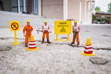 İnşaat uyarı altında sokak onarmak için bakım ekibi kırık, uyarı işareti üzerinde kırık beton sokak ile minyatür resim