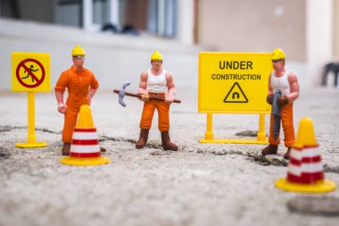 İnşaat uyarı altında sokak onarmak için bakım ekibi kırık, uyarı işareti üzerinde kırık beton sokak ile minyatür resim