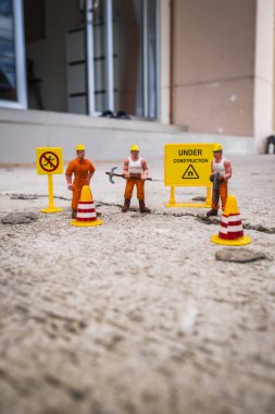 Sokak kırık, minyatür resim onarmak için bakım ekibi