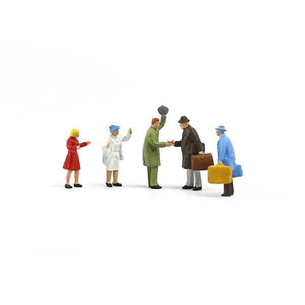 Figura Persone Miniatura Stretta Mano Turistica Con Famiglia Sfondo Bianco — Foto Stock